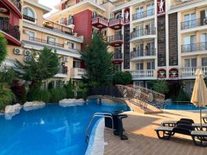 uma piscina em frente a um edifício em Apartament Messambria Resort - Bastet BS em Sunny Beach