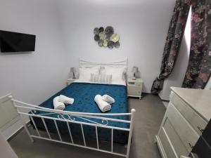 una camera da letto con un letto blu e asciugamani di Christina's Luxury Village House a Plaka Milou