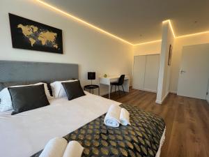 Voodi või voodid majutusasutuse Vila Pombal Tomar - Luxury Apartment with private pool and Castle View toas