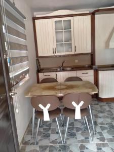 cocina con mesa de madera y 2 sillas en Tyana Garden Cappadocia, en Bor