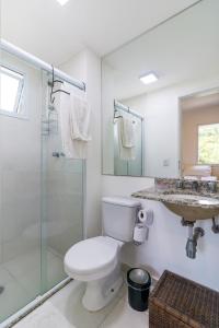 a bathroom with a toilet and a sink and a shower at Apto próximo ao Estádio Morumbi in São Paulo