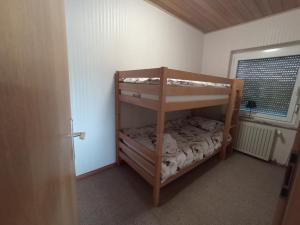 een slaapkamer met 2 stapelbedden en een raam bij Apartma ALTER EGO in Koper