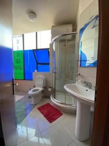 ein Bad mit einem WC, einer Dusche und einem Waschbecken in der Unterkunft Hotel W Bush Square in Fushë-Krujë