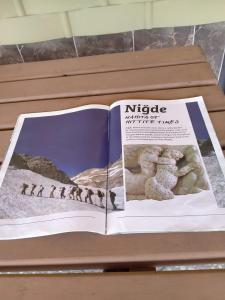 un libro abierto en una mesa con una foto en ella en Tyana Garden Cappadocia, en Bor