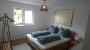 een slaapkamer met een bed met blauwe kussens erop bij Kempten mit Bauernhof-Flair in Kempten