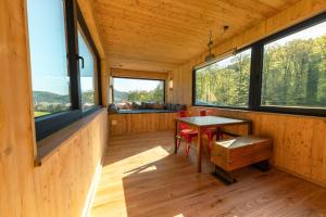 a room with a table and some windows at Baumhausapartment in Breuberg