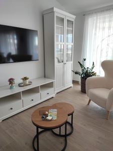 - un salon avec une télévision et une table basse dans l'établissement SPLIT VIEW 2 Bedrooms LUXURY APARTMAN 90 m2, à Klis