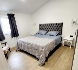 - une chambre avec un grand lit et une fenêtre dans l'établissement SPLIT VIEW 2 Bedrooms LUXURY APARTMAN 90 m2, à Klis