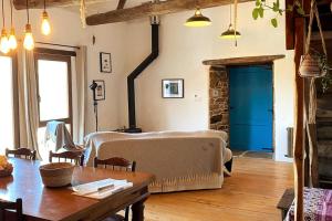 un soggiorno con letto e tavolo di Farm house in Ribeira Sacra a O Carballo