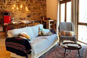 un soggiorno con divano e tavolo di Farm house in Ribeira Sacra a O Carballo