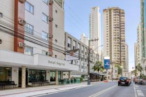 une rue dans une ville avec de grands bâtiments dans l'établissement Hotel Negrini, à Balneário Camboriú