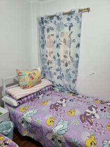 een kleine slaapkamer met een bed met een paars dekbed bij "sara accommodation room "no Egyptians "Dormitory room in Caïro