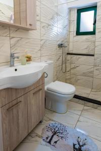 Koupelna v ubytování Filoxenos Apartment + 27 fotografií