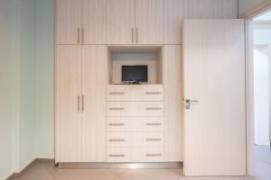 TV a/nebo společenská místnost v ubytování Filoxenos Apartment
