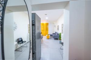 TV a/nebo společenská místnost v ubytování Filoxenos Apartment