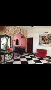 - un salon avec une cheminée et un canapé rouge dans l'établissement Hotel Villa del Rosario Nuevo, à Melgar