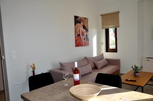 Posezení v ubytování Alkioni's Nest Apartments