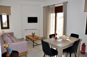 TV a/nebo společenská místnost v ubytování Alkioni's Nest Apartments