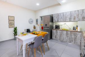 Kuchyň nebo kuchyňský kout v ubytování Filoxenos Apartment