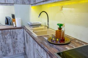 Kuchyň nebo kuchyňský kout v ubytování Filoxenos Apartment