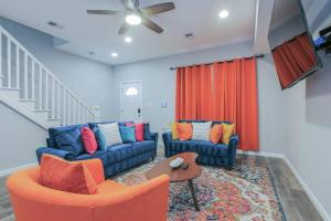 Sala de estar con 2 sofás y mesa en Vibrant Island Home - 3 Bedrooms and 2 Bathrooms en Atlantic City