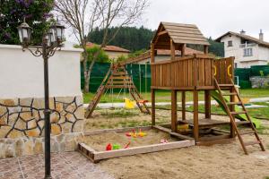 Kawasan permainan kanak-kanak di Guest House Galabnik, Bulgaria