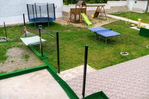 Ο χώρος παιχνιδιού για παιδιά στο Guest House Galabnik, Bulgaria