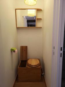 een badkamer met een houten toilet in een kamer bij Belle vue au cœur du Châtillonnais in Aisey-sur-Seine