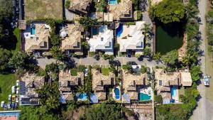 an aerial view of homes in a subdivision at BZ36 Casa com piscina privativa - Centro de Búzios in Búzios