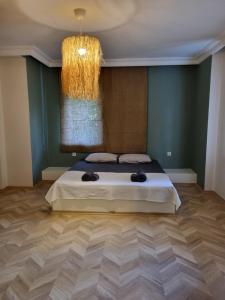 El Mundo Suites في أنطاليا: غرفة نوم بسرير كبير وثريا