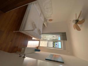 een kamer met een trap met een raam en een tafel bij Apartments Leonardo in Primošten