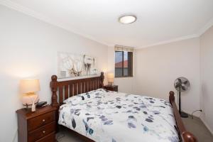 1 dormitorio con 1 cama y ventilador en Riviera 306 en Port Macquarie