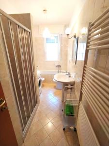 La salle de bains est pourvue d'un lavabo et de toilettes. dans l'établissement Case vacanza Erica Igea Marina, à Bellaria-Igea Marina