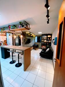 een keuken met een bureau en een woonkamer bij Apartamento completo - Jatiúca - Perto de tudo in Maceió