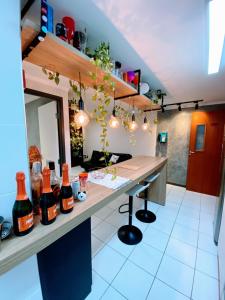 een keuken met een aanrecht met flessen wijn bij Apartamento completo - Jatiúca - Perto de tudo in Maceió