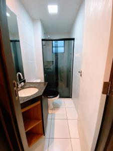 een badkamer met een wastafel en een toilet bij Apartamento completo - Jatiúca - Perto de tudo in Maceió