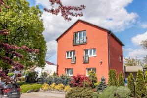 una casa de ladrillo rojo con un coche aparcado delante de ella en Elendris - Ubytování u kostela, en Brno