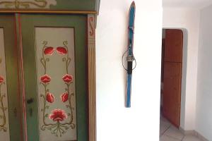 Eine Tür mit Blumen auf dem Messer. in der Unterkunft Wohnung Weitsicht in Ruhpolding