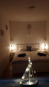 Postel nebo postele na pokoji v ubytování Olive gardens cottage