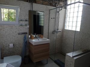 Koupelna v ubytování Olive gardens cottage