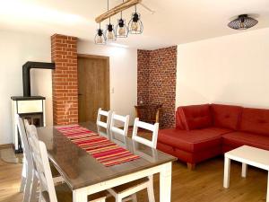 - un salon avec une table et un canapé rouge dans l'établissement Ferienhaus Mariental, à Rudolstadt