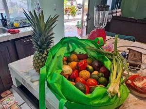 una bolsa de frutas y hortalizas sobre una mesa en Casa Uvita Bay, en Uvita