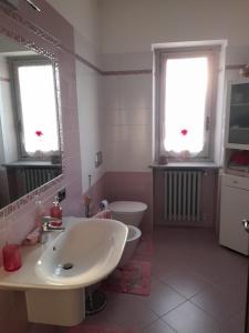 bagno con lavandino, servizi igienici e specchio di Villa Pia a Casalgrasso