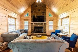 ein Wohnzimmer mit einem Sofa und einem Kamin in der Unterkunft Luxe Family Cabin 8 min to Downtown Blue Ridge in Blue Ridge