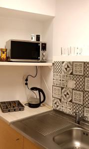 a kitchen with a microwave and a sink at Przytulny prywatny pokój w centrum Pokój 1 in Warsaw