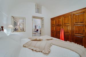 Gallery image of Moon Cactus Traditional Cave Suite with Jacuzzi in Mesaria +56 photos