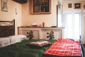 Un dormitorio con una cama con una manta. en Alloggio turistico Paolo en Fiuggi