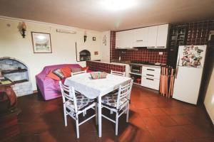 kuchnia ze stołem i kuchnia z kanapą w obiekcie Alloggio turistico Paolo w mieście Fiuggi