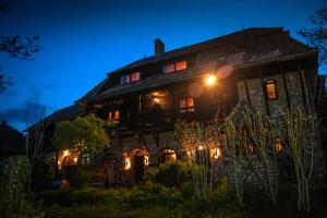 ein beleuchtetes Haus in der Nacht mit Lichtern in der Unterkunft LaConac Lupsa in Lupşa
