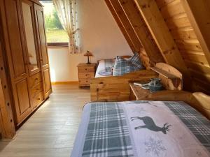 ein Schlafzimmer mit einem Bett in einem Blockhaus in der Unterkunft Flügels ReBi-Baude in Rechenberg-Bienenmühle